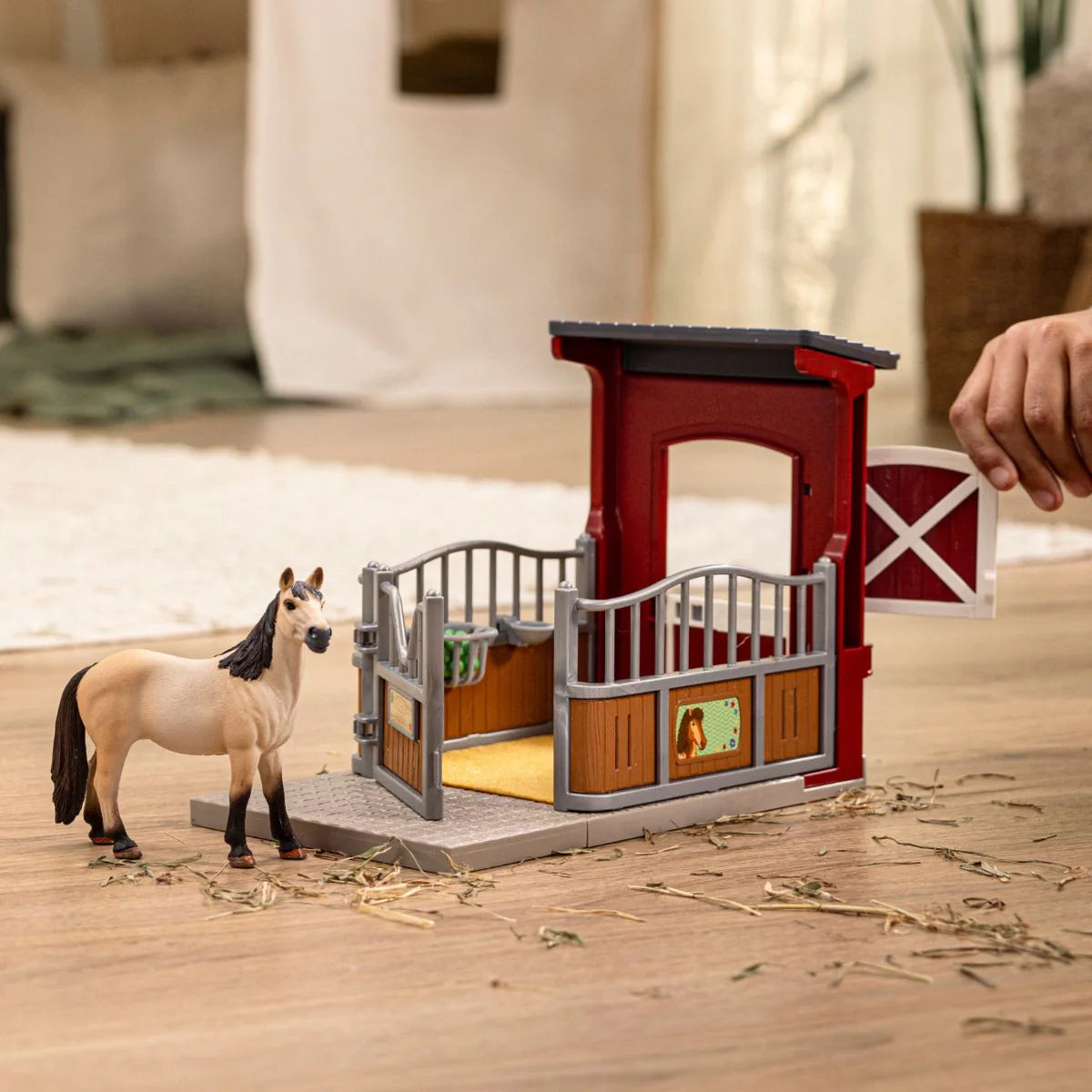 Ponybox with Mustang Mare